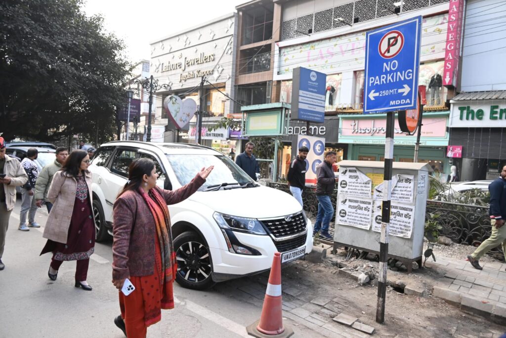 देहरादून में नगर आयुक्त नमामि बंसल के नेतृत्व में अतिक्रमण कार्रवाई के दौरान नो पार्किंग में खड़े वाहनों पर कार्रवाई