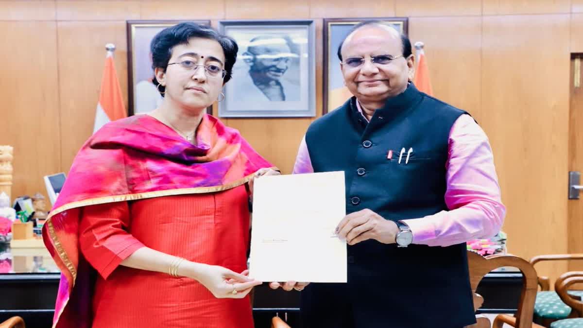 आतिशी ने राजनिवास पहुंचकर दिल्ली के मुख्यमंत्री पद से दिया इस्तीफा