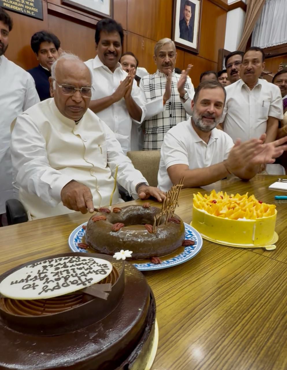 मल्लिकार्जुन ख़ड़गे के जन्मदिन पर प्रियंका गांधी ने खुद बेक किया केक, कांग्रेस मुख्यालय में सादगी और आत्मीयता से भरा आयोजन