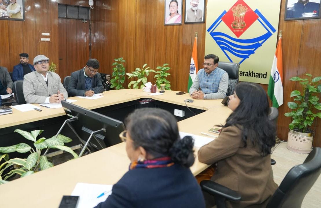 उत्तराखंड सचिवालय में राज्य आपदा मोचन निधि बैठक की अध्यक्षता करते मुख्य सचिव आनंद बर्द्धन