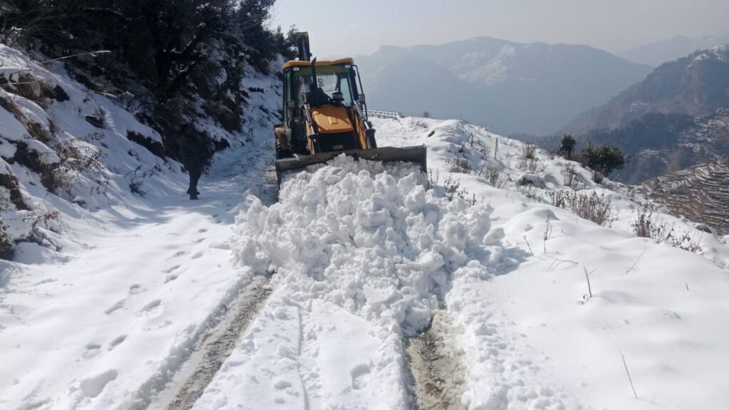 NH-134 यमुनोत्री मार्ग पर JCB द्वारा बर्फ हटाते हुए, पालीगाड़ से जानकीचट्टी सड़क बहाली कार्य