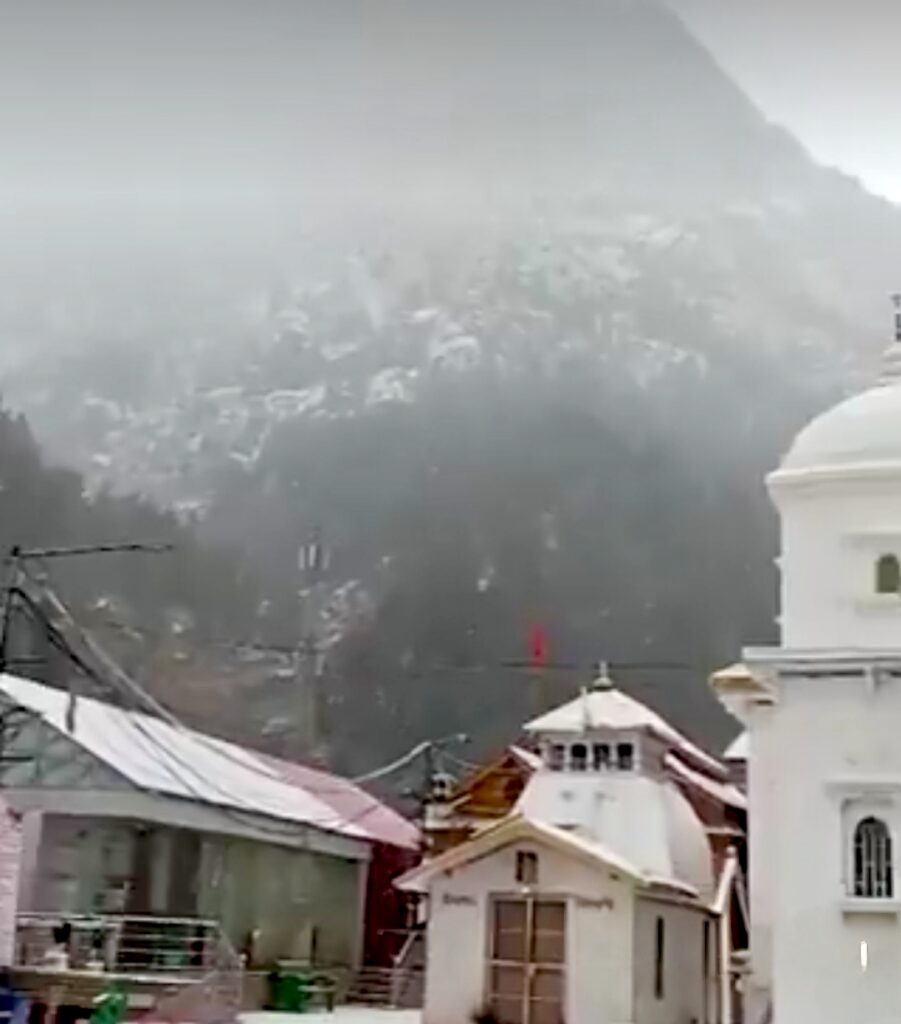 उत्तराखंड हिमस्खलन अलर्ट के बीच गंगोत्री धाम में बर्फबारी