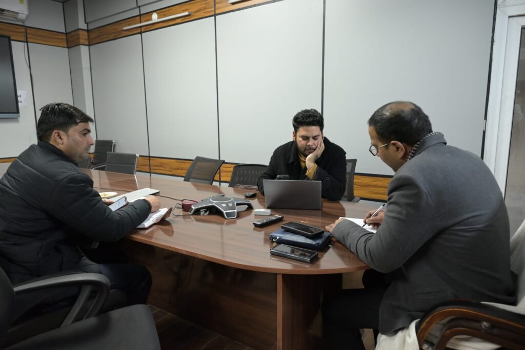 चारधाम यात्रा 2026 की तैयारियों को लेकर उत्तरकाशी में आपदा कंट्रोल रूम और गंगोत्री हाईवे का निरीक्षण करते DM प्रशांत आर्य