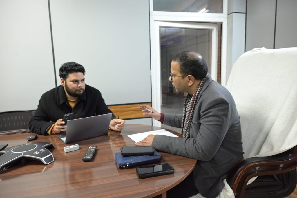 चारधाम यात्रा 2026 की तैयारियों को लेकर उत्तरकाशी में आपदा कंट्रोल रूम और गंगोत्री हाईवे का निरीक्षण करते DM प्रशांत आर्य