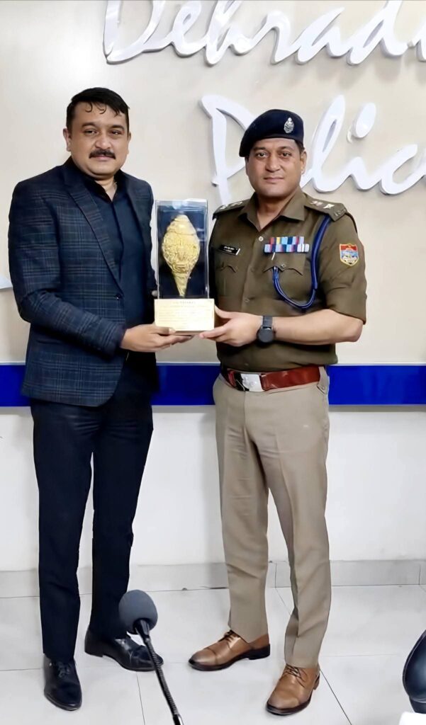 SSP DEHRADUN अजय सिंह को विदाई देते दून पुलिस अधिकारी और नए SSP प्रमेन्द्र सिंह डोबाल की अधिकारियों के साथ पहली बैठक