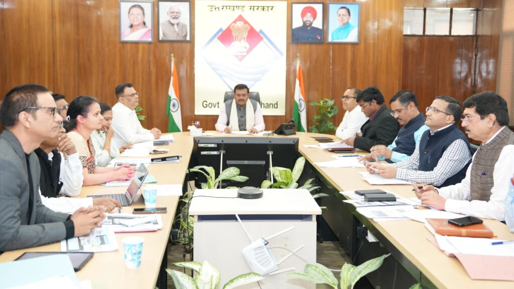 उत्तराखंड सचिवालय में मुख्य सचिव आनंद बर्धन की अध्यक्षता में व्यय-वित्त समिति की बैठक
