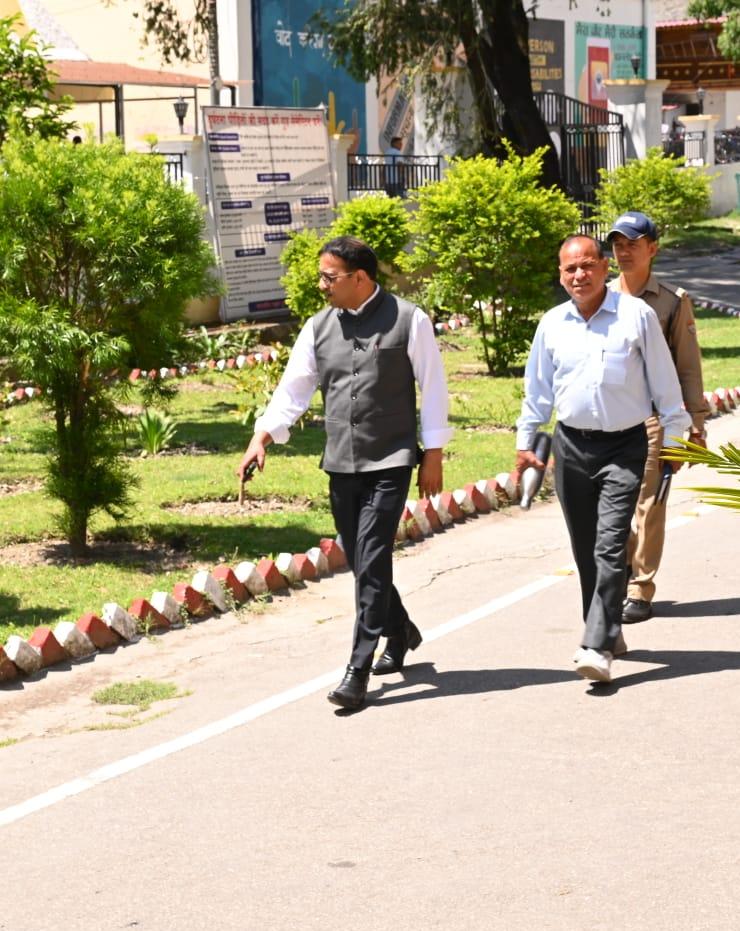 उत्तरकाशी DM प्रशांत आर्य पैदल पहुंचे दफ्तर