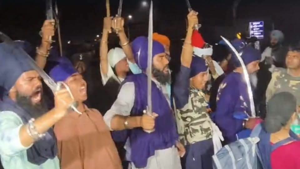 निहंग का मार्च वापस